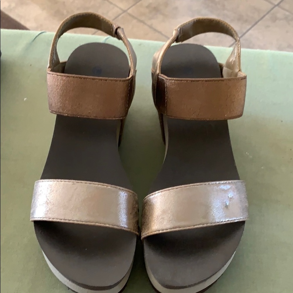 Aloha Island wedges